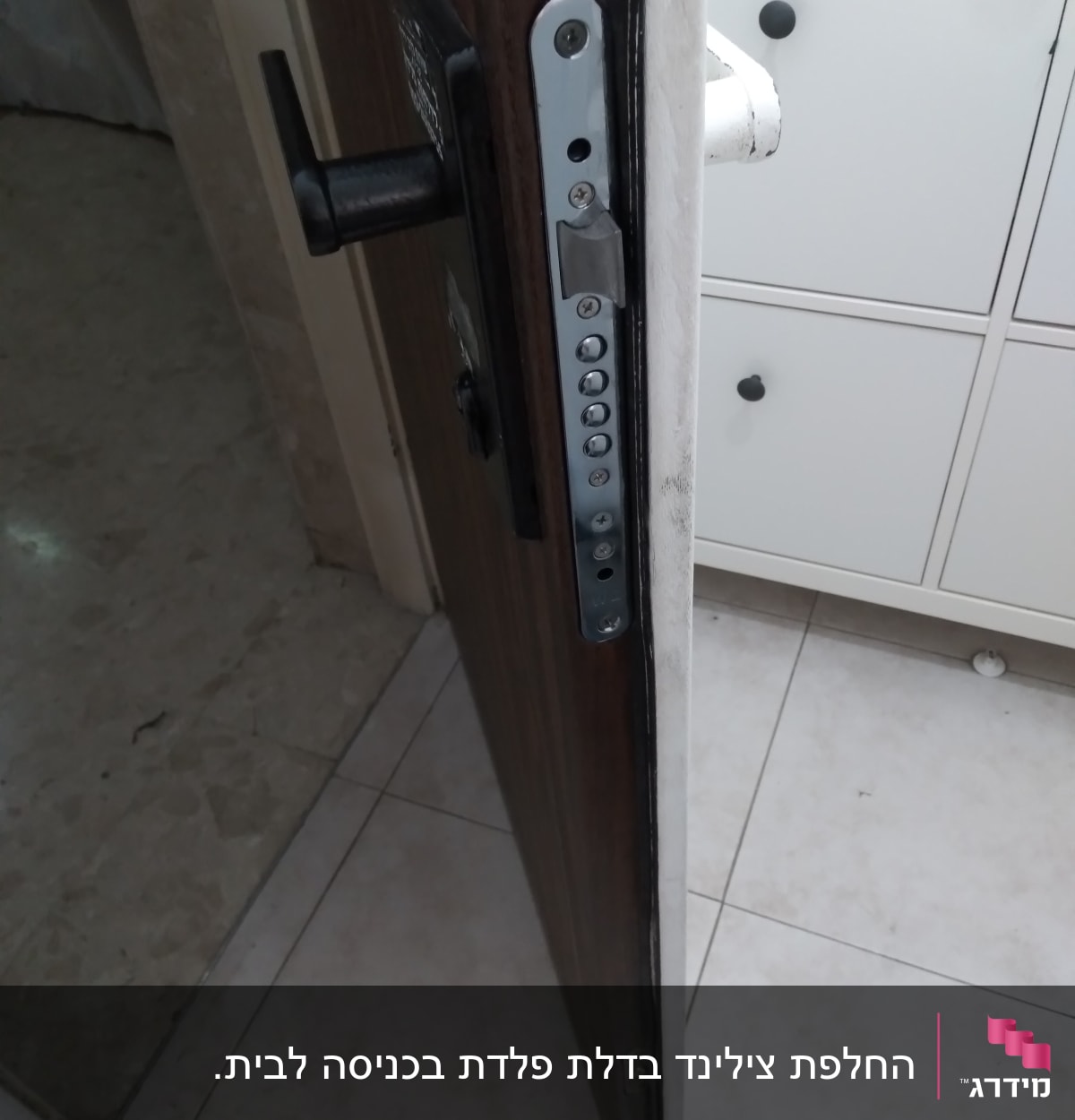 מנעול דלת עם בריחים ומנגנון נעילה